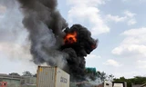 Khói lửa bao trùm kho hóa chất ở Bình Dương