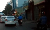 Clip: Ôtô chuyển làn đột ngột, ép người đi xe máy ngã xuống đường