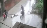 Cụ già bị tai nạn và sự vô cảm lạnh người