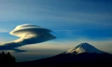 Đám mây có hình dạng giống như đĩa bay ở núi Phú Sĩ