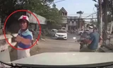 Clip: Bị bấm còi, người đi xe máy dùng gậy đập kính ô tô
