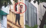 Khống chế nam thanh niên ngáo đá treo vắt vẻo ngoài ban công tầng 3