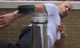 Clip: Kinh ngạc trước cú đá mở nắp chai của tài tử 'Người vận chuyển'