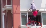 Clip: Thót tim cảnh giải cứu cụ bà ngã khỏi ban công tầng 4