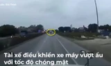 Xe máy lao tốc độ 'bàn thờ' khiến xe tải lật xuống đường vì tránh
