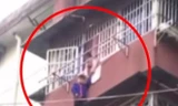 Bé gái giữ tay em trai lơ lửng ngoài ban công suốt 20 phút đợi cứu hộ