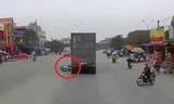 Clip: Xe máy SH tự ngã ra đường, 2 người tử vong dưới bánh container