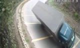 Clip: Xe tải ôm cua tốc độ cao tại dốc Cun - Hòa Bình và cái kết thảm khốc