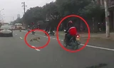 Clip: Chó thả rông lao sang đường khiến người đi xe máy ngã thảm khốc