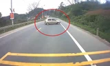 Ôtô đột ngột quay đầu khiến xe đi ngược chiều 'thót tim'