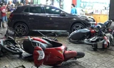 VIDEO: Hiện trường nữ tài xế lái Mercedes tông hàng loạt xe máy ở Sài Gòn