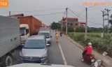 Xôn xao clip xe container ‘dằn mặt’ hàng loạt ô tô và xe tải chạy ngược chiều