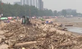 Bãi biển Sầm Sơn ngập tràn củi, rác sau bão