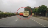 Clip: Hãi hùng cảnh xe buýt và xe khách đánh võng truy đuổi nhau trên quốc lộ 5