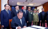 Tổng Bí thư, Chủ tịch nước Lào Bounnhang Vorachith ghi sổ tang tại lễ viếng Chủ tịch nước Trần Đại Quang. (Ảnh: Phạm Kiên/Vietnam+)