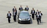Dàn cận vệ cao lớn, mặc suit đen của ông Kim đã gây chú ý khi chạy bộ hộ tống chiếc xe chở vị lãnh đạo về ăn trưa trong cuộc thượng đỉnh hôm 27/4 giữa ông và Tổng thống Hàn Quốc Moon Jae In. Ảnh: Reuters.