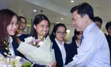 Thứ trưởng Bộ GD&ĐT Nguyễn Hữu Độ tặng hoa chúc mừng các thành viên trong đoàn dự thi trở về. 