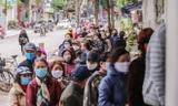 Khan hàng khẩu trang, dân Hà Nội lại xếp hàng dài mua như thời bao cấp