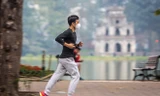 'Thời' virus corona, dân Hà thành đeo khẩu trang tập thể dục
