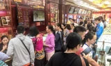 Giá vàng liên tục 'đảo điên', cửa hàng vàng chen chúc người mua kẻ bán