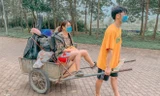 Sinh viên dùng xe bò chở đồ đạc 'nhường' ký túc xá làm khu cách ly
