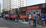 Hàng trăm khách hàng căng băng rôn tố chủ đầu tư 'mập mờ' bàn giao nhà