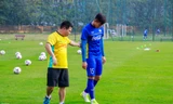 Đội trưởng mới ĐT Việt Nam ngồi nhìn đồng đội tập bóng