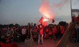 CĐV cuồng nhiệt, đốt pháo sáng liên tục trước SVĐ Mỹ Đình