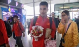 CĐV nữ ra tận sân bay tặng quà 'Hoàng tử bánh gấu' của tuyển Việt Nam