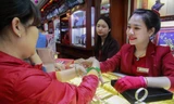 Người dân mua vàng ngày Thần tài. Ảnh: Duy Phạm