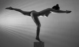 Thái Phiên ra sách ảnh nude yoga độc bản tặng người mẫu ruột