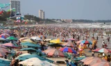 Vũng Tàu đông nghịt, nhiều du khách qua đêm trên bờ biển 
