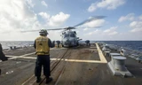 Một chiếc trực thăng săn ngầm MH-60R trên boong tàu khu trục USS Ralph Johnson trong chuyến đi qua Biển Đông hồi tháng 1. (Ảnh: US Navy)