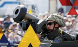 Một lính Ukraine vác tên lửa chống tăng Javelin do Mỹ sản xuất trong cuộc diễu binh năm 2018. (Ảnh: Sky News)