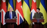 Thủ tướng Anh Boris Johnson và Tổng thống Ukraine Volodymyr Zelensky trong cuộc họp báo chung tại Kiev ngày 9/4. (Ảnh: Reuters)