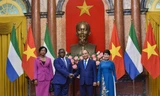 Chủ tịch nước Nguyễn Xuân Phúc cùng Phu nhân đón Tổng thống Sierra Leone và Phu nhân tại Phủ Chủ tịch. (Ảnh: Mofa)