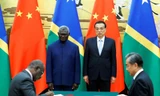 Thủ tướng Trung Quốc Lý Khắc Cường và Thủ tướng Quần đảo Solomon Manasseh Sogavare chứng kiến lễ ký thỏa thuận hợp tác song phương tại Bắc Kinh vào tháng 9/2019. (Ảnh: Reuters)