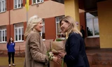 Đệ nhất phu nhân Mỹ Jill Biden tặng hoa cho Đệ nhất phu nhân Ukraine Olena Zelenska. (Ảnh: Reuters)
