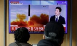 Người dân Hàn Quốc xem tin về vụ phóng tên lửa của Triều Tiên ngày 3/11. (Ảnh: Reuters)