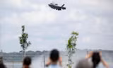 Một chiếc tiêm kích tàng hình F-35B của Mỹ biểu diễn trong triển lãm phòng không Singapore ngày 15/2. (Ảnh: Reuters)
