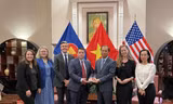Đại diện FBI và Đại sứ Việt Nam tại Mỹ Nguyễn Quốc Dũng tại lễ trao trả. (Ảnh: ĐSQ VN)