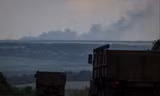 Nhà máy nhiệt điện ở Svitlodarsk, thuộc tỉnh Donetsk, bốc cháy sau khi trúng pháo ngày 12/6. (Ảnh: Reuters)