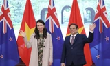 Thủ tướng Phạm Minh Chính và Thủ tướng New Zealand Jacinda Ardern chụp ảnh chung trước hội đàm. (Ảnh: Nhật Minh)