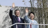 Vợ chồng cựu tổng thống Hàn Quốc Moon Jae-in vẫy tay chào những người ủng hộ khi về đến quê nhà. (Ảnh: Yonhap)