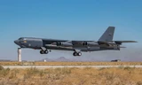 Một chiếc B-52H Stratofortress cất cánh từ sân bay quân sự Edwards ở California, mang theo thiết bị đẩy vũ khí siêu thanh AGM-183A ngày 14/5. (Ảnh: Không quân Mỹ)