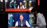 Thủ tướng Pakistan Imran Khan trong một bài phát biểu được phát trên truyền hình. (Ảnh: Reuters)