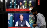 Thủ tướng Pakistan Imran Khan trong một bài phát biểu được phát trên truyền hình. (Ảnh: Reuters)
