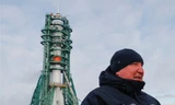Giám đốc Roscosmos Dmitry Rogozin đứng trước tàu vũ trụ Soyuz MS-20 ở Kazakhstan vào tháng 12/2021. (Ảnh: Reuters)