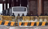Lực lượng an ninh Kazakhstan đứng chắn bên ngoài khu dinh thự tổng thống Akorda. (Ảnh: Reuters)
