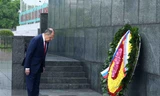 Ngoại trưởng Nga Sergei Lavrov cúi đầu trước khi vào viếng Lăng Chủ tịch Hồ Chí Minh. (Ảnh: Như Ý)